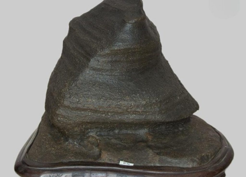 Phân loại đá Suiseki theo màu sắc và hoa văn bề mặt